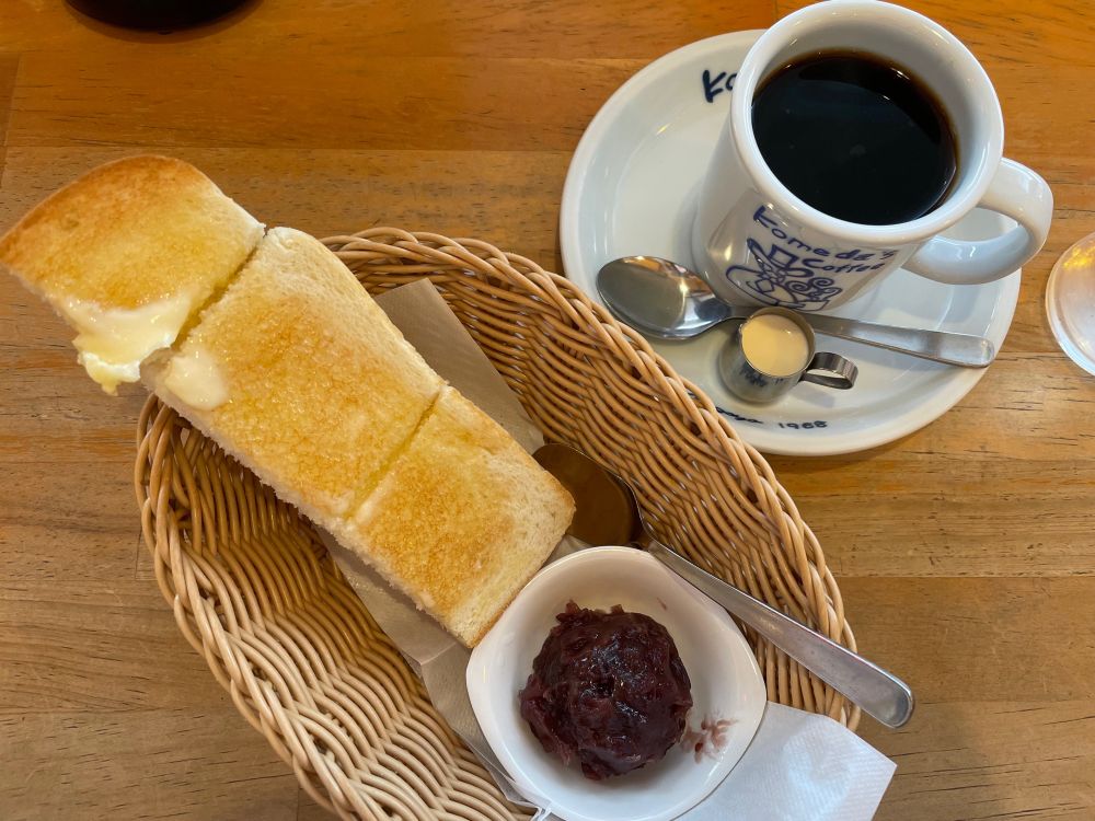 코메다 커피점의 모닝세트. 음료에 무료로 토스트와 스프레드가 나옴.