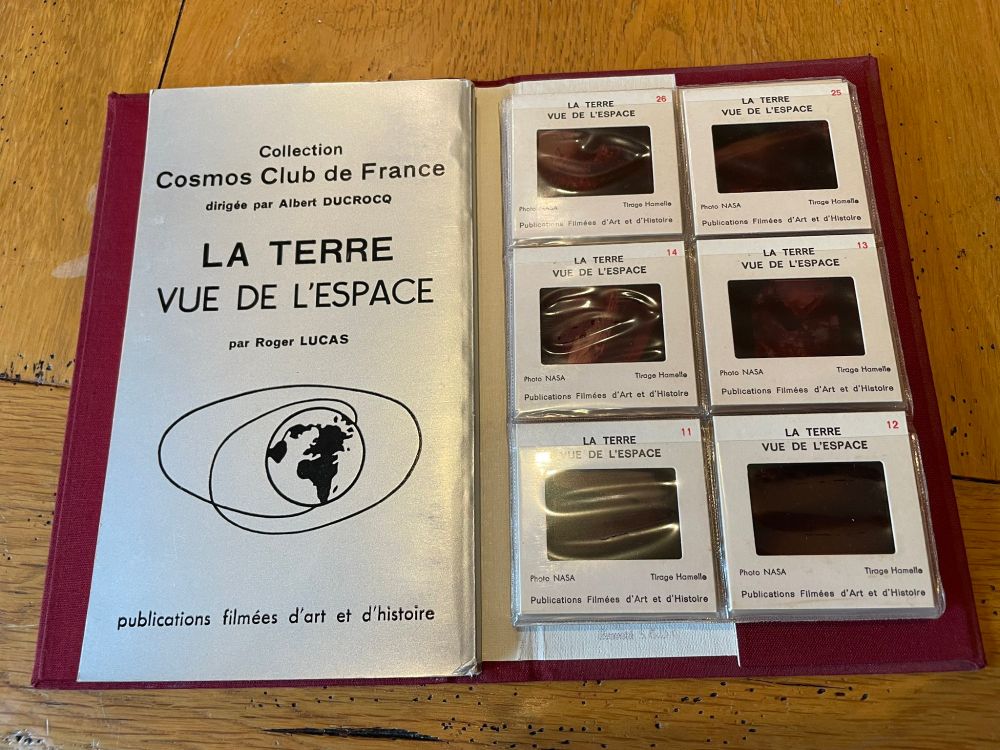 Un livre des années 70/80, intitulé "La Terre vue de l'espace", qui contient des diapositives photos de prises de vues de la Terre depuis l'espace.