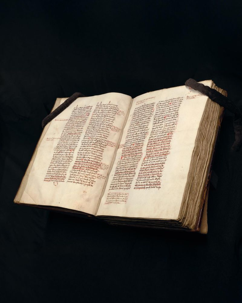 Een opengeslagen manuscript.
