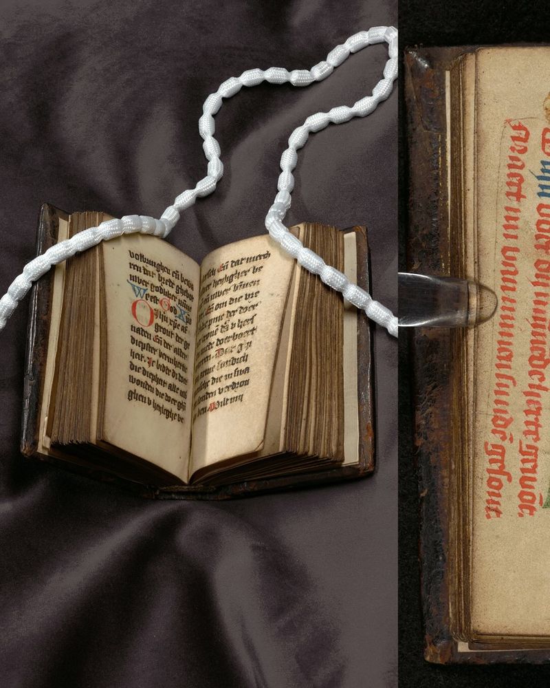 Twee foto's: een opengeslagen middeleeuws handschrift met gekleurde initialen, en de linkerrand van één pagina uit het handschrift met rode tekst in de marge.