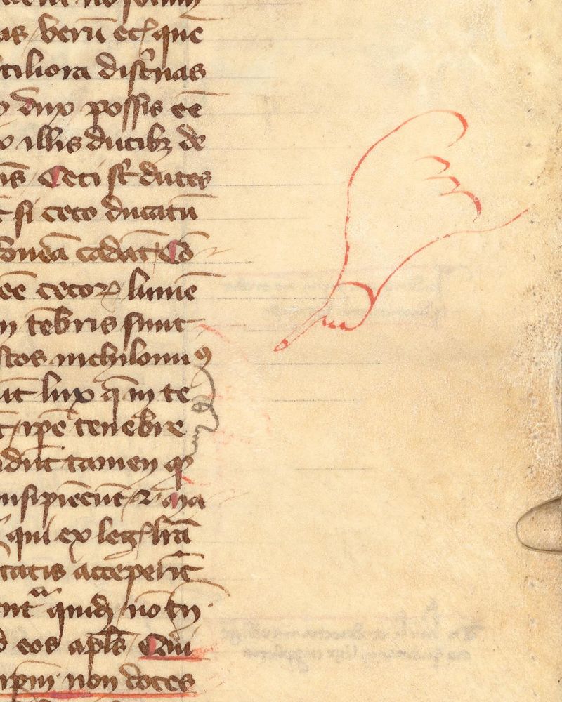 Een ingezoomde pagina uit een manuscript. Een getekend handje wijst naar een gezicht in de marge.