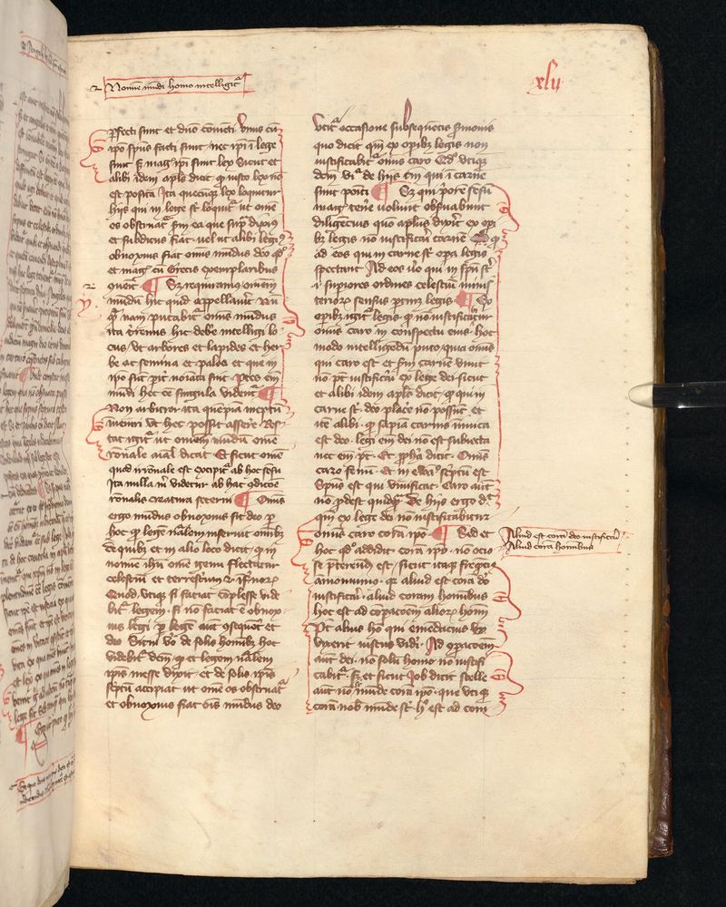 Een pagina uit een manuscript. In de marges van de tekst zijn verschillende kleine gezichtjes te zien.