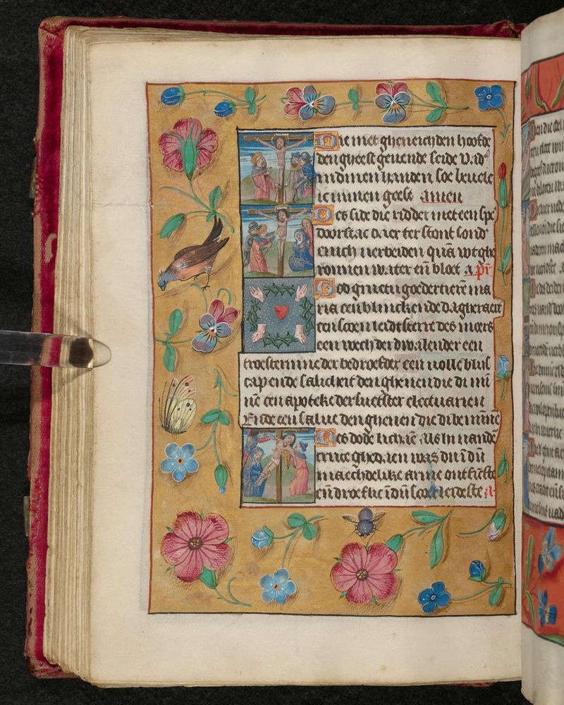 Een manuscript met je een rijk gedecoreerde kruisiging en verrijzenis, omringd door kleurrijke strooiranden vol vogels en vlinders. Op dezelfde openingsspread staat ook een symbolische voorstelling van de Vijf Wonden van Christus: twee handen, twee voeten en een doornenkroon rond een hart.