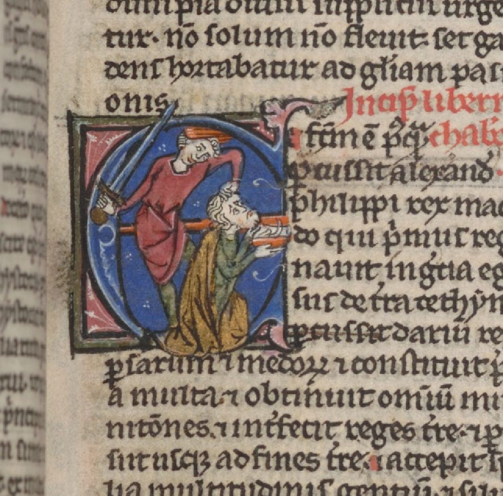 Een middeleeuws manuscript met een versierd initiaal waarin een man met een zwaard geheven een knielende man bij zijn hoofd vasthoudt.