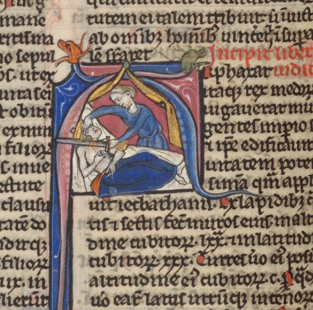 Een middeleeuws manuscript met een versierd initiaal waarin een man in bed met een zwaard wordt onthoofd door een vrouw.