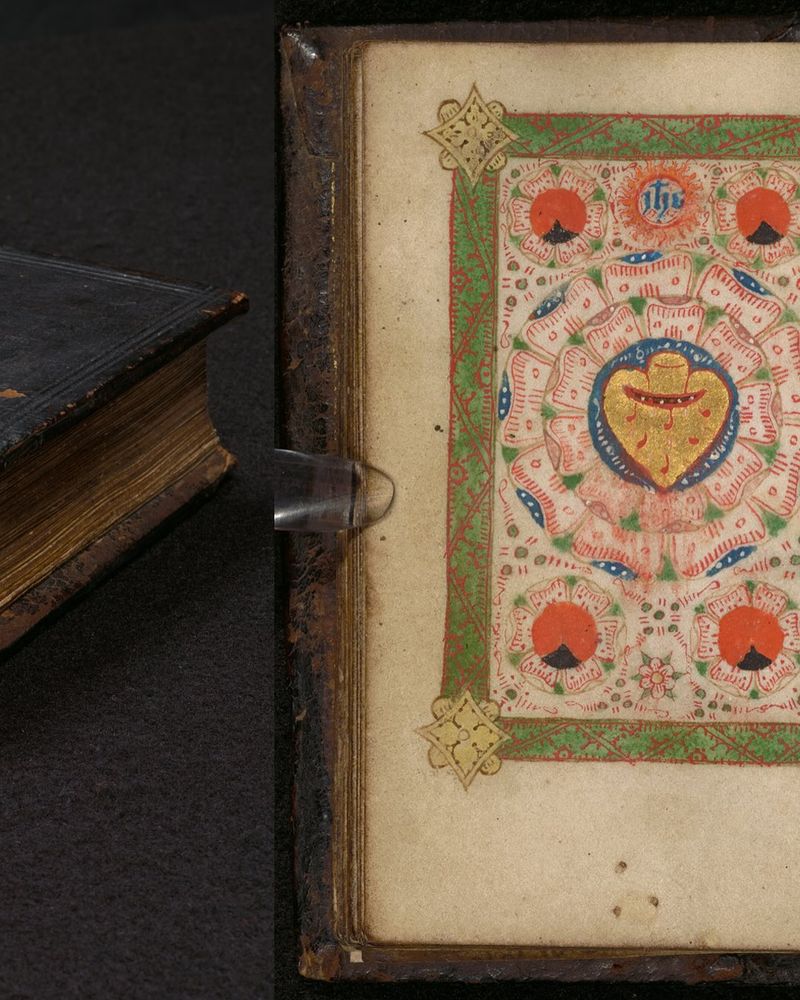 Twee foto's: de rest van het dichtgeslagen boek uit de vorige foto. Daarnaast een afbeelding van een bloedend hart.