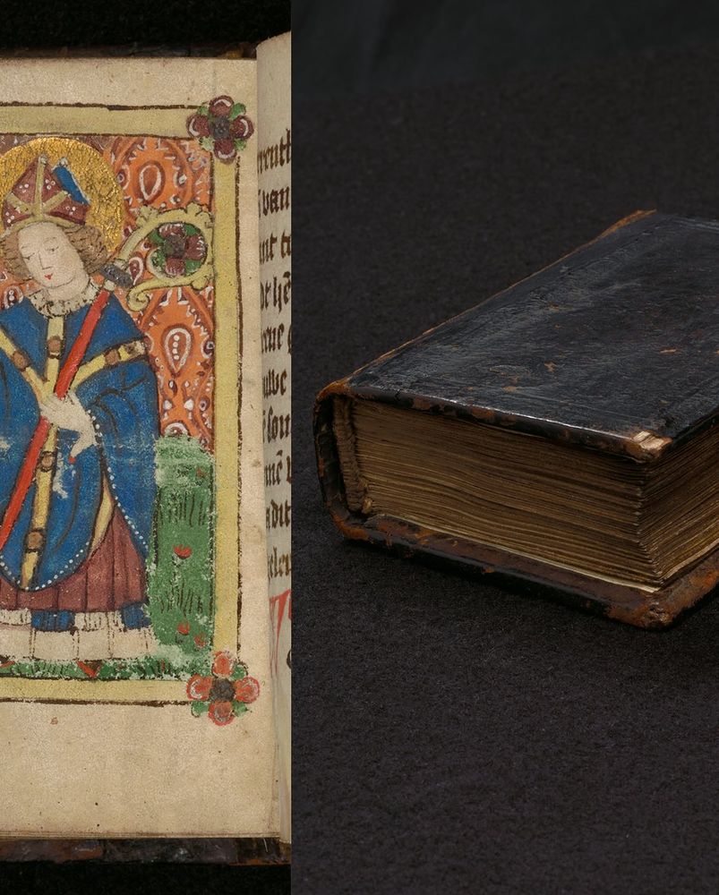 Twee foto's: de rechterhelft van de pagina uit de vorige foto. Zichtbaar is een heilige met een bisschopsstaf en een mijter. Daarnaast een halve foto van het dichtgeslagen boek.