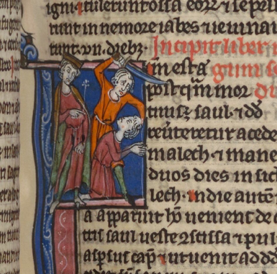 Een middeleeuws manuscript met een versierd initiaal waarin een man toekijkt terwijl een andere man met een zwaard op het punt staat een knielende man te onthoofden.