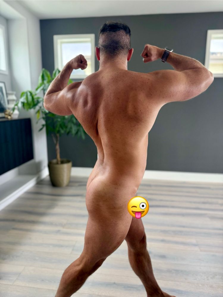 Naked muscular man posing with back to the camera flexing and showing off his huge ass and lats. #cakedup #peach #flex #thickthighs 