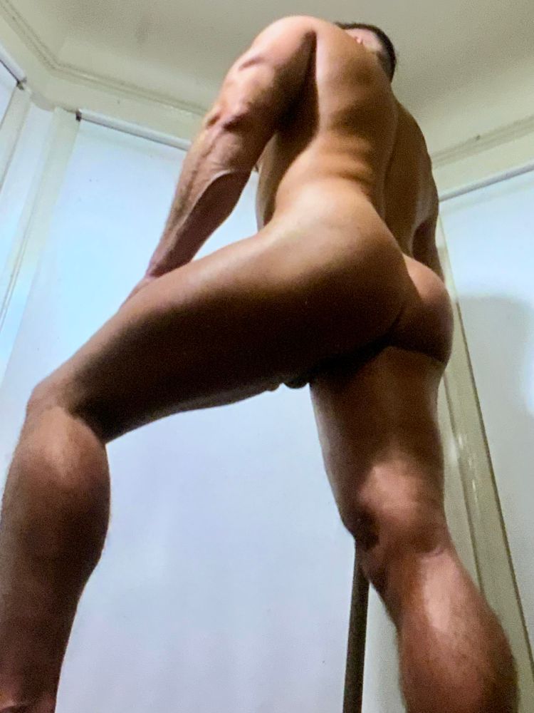 Naked muscular man posing for artists. Photo is worm’s eye view centered on model’s butt.
#gaymuscle #muscle #peach #butt #thicc #gaysky #gay #cake #posing #sfgay 