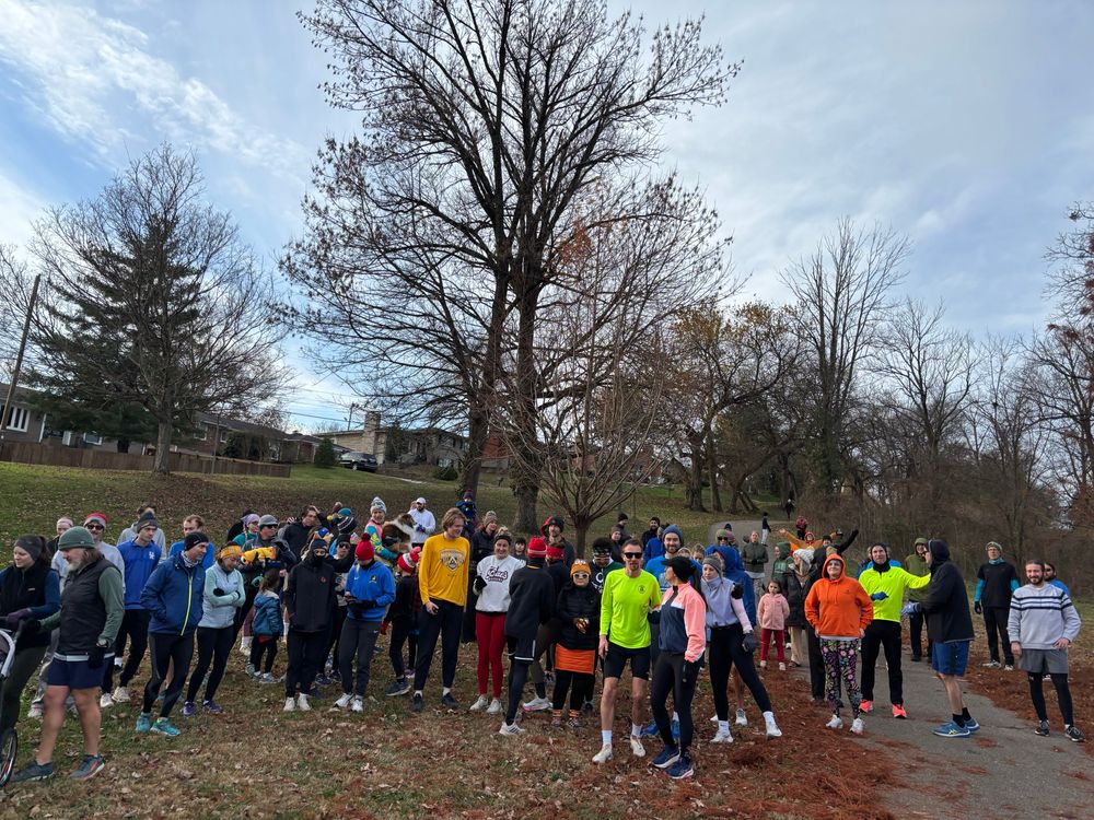 Big crowd of beautiful strangers at parkrun 