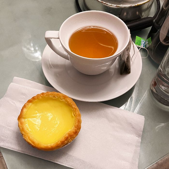 紅豆烘焙のエッグタルトとホテルの緑茶