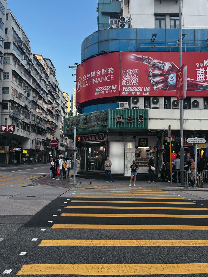 深水埗の路上　信号待ちの風景