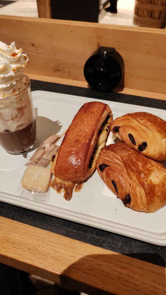 Plateau avec deux pains au chocolat un pain suisse et un verre de chocolat Viennois.