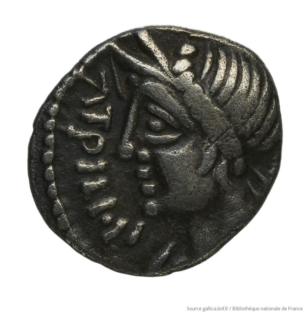 Face d'une monnaie en argent. Un profil féminin orienté à gauche occupe une grande partie du champ. Devant le visage, de haut en bas, la légende ATPILI·F.