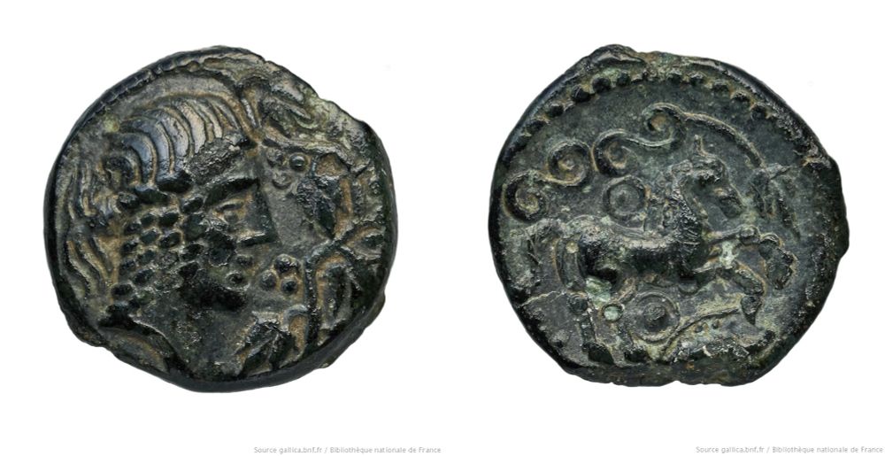 Deux faces d'une même monnaie de bronze. Au droit, un profil inspiré de celui d'Apollon sur un denier romain, regardant à droite, quatre mèches tomant sur la nuque et un chignon relâché derrière. Devant le visage, un pampre.  Au revers, un cheval surmontant un sanglier-enseigne et divers petits motifs. 