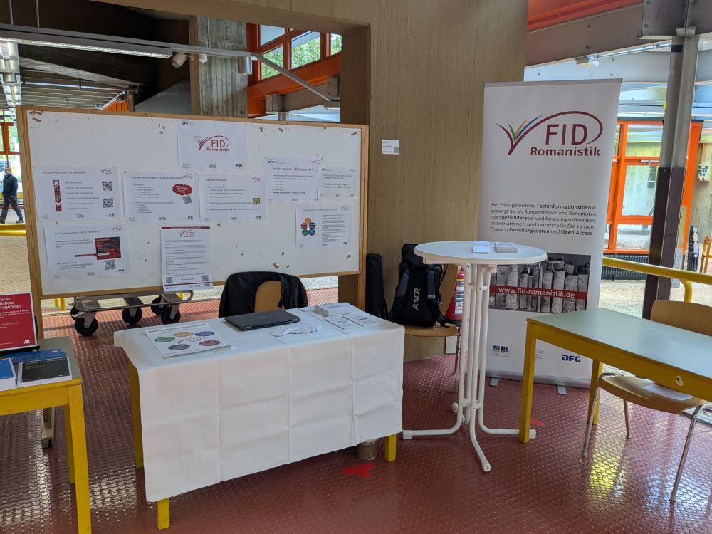 Foto vom Infostand des FID Romanistik im Foyer der Uni Konstanz. 