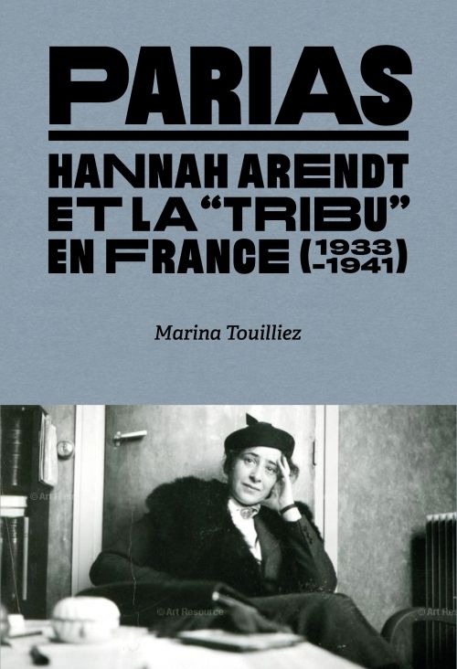 Das Bild zeigt ein Buchcover mit dem Titel "Parias: Hannah Arendt et la 'tribu' en France (1933-1941)" von Marina Touilliez. Es enthält ein Foto von Hannah Arendt, in Schwarz gekleidet, mit einem Sessel sitzend.