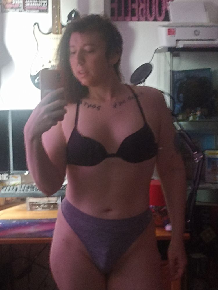 Moi devant un miroir de ma chambre en sous vêtements 