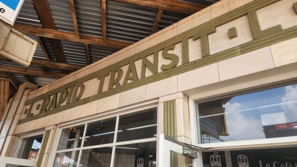 L rapid transit sign in art deco