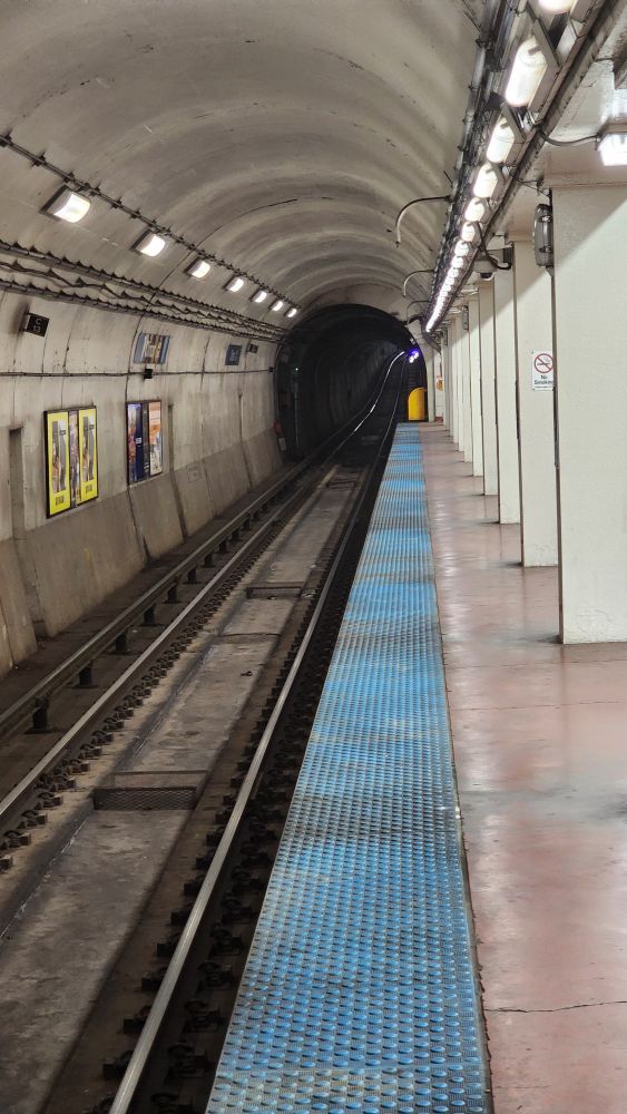 L station tunnel