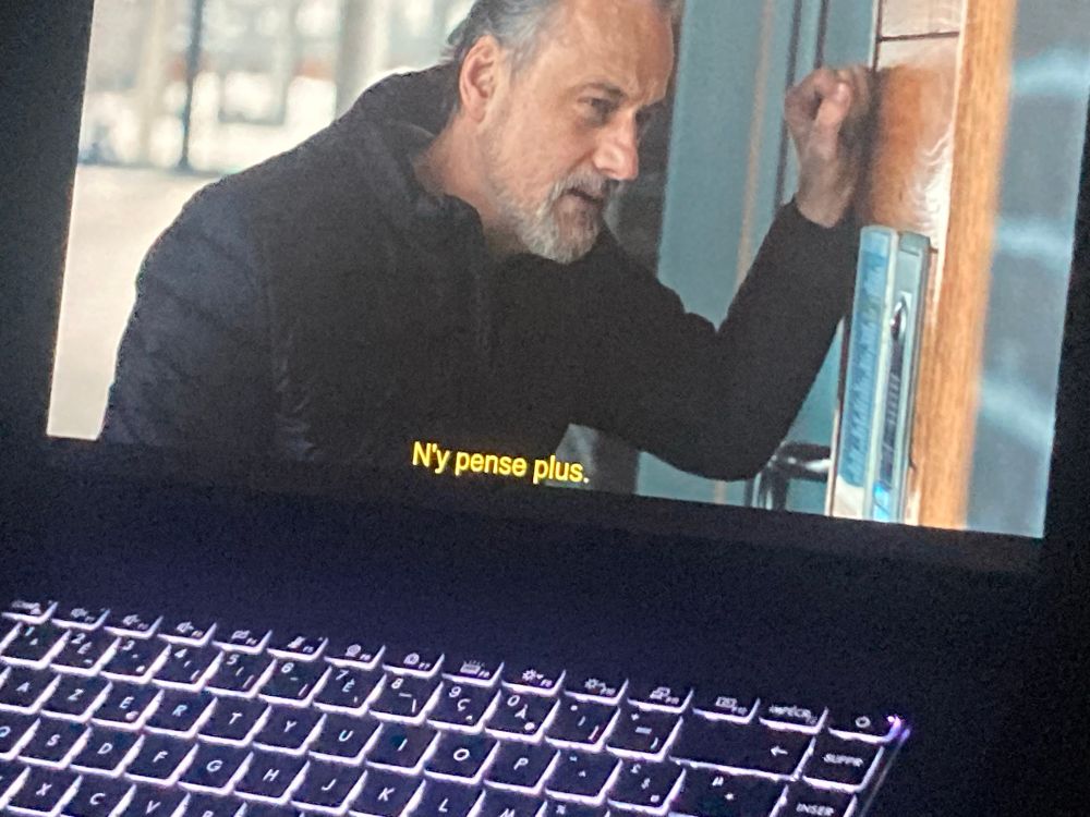 Image sur pose d’une série diffusée sur Arte avec le sous titre « N’y pense plus ». On voit à l’image un acteur ressemblant beaucoup à Robert de Niro, mais ce n’est évidemment pas lui. Et je ne sais pas qui c’est.