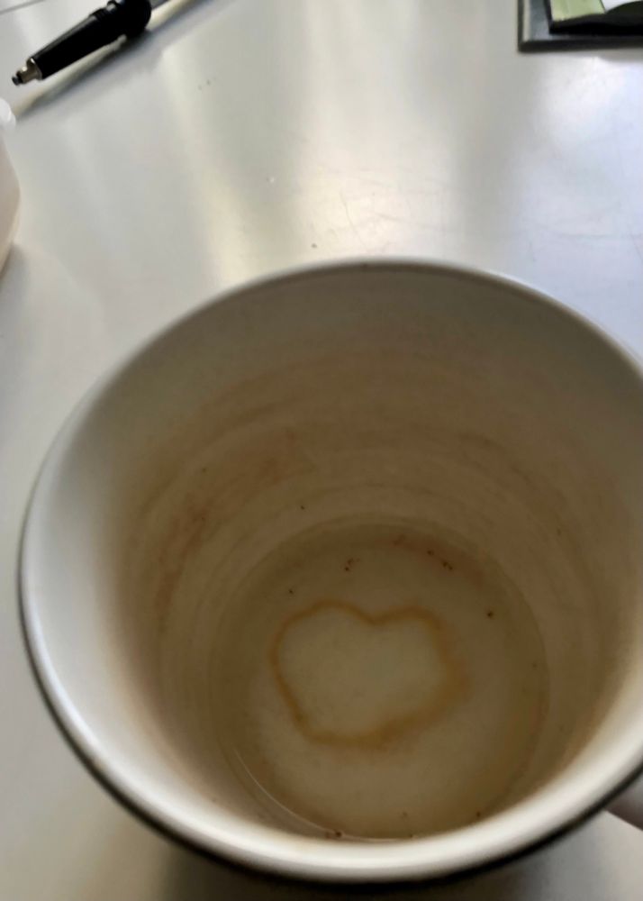 Valkean mukin pohjalle muodostunut sydämenmuotoinen tummentuma teestä