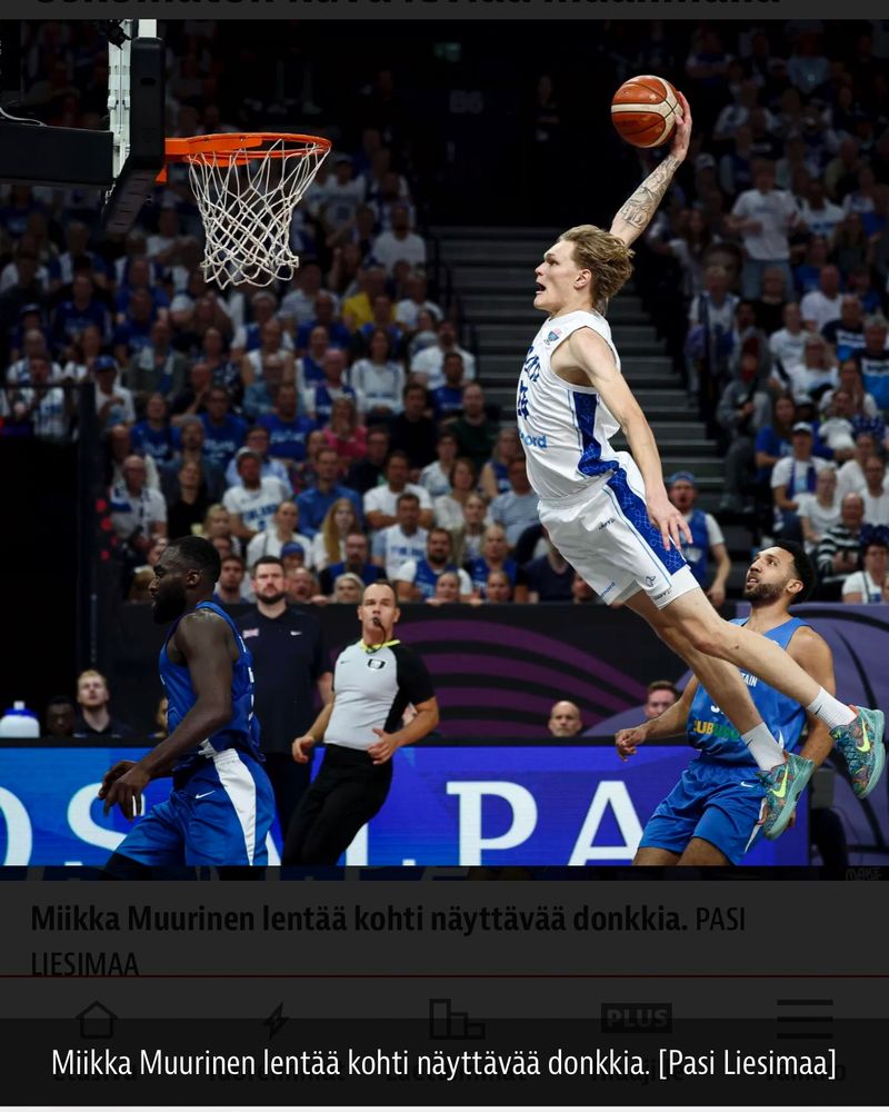 Suomen pelaaja donkkaa näyttävästi pallon koriin.