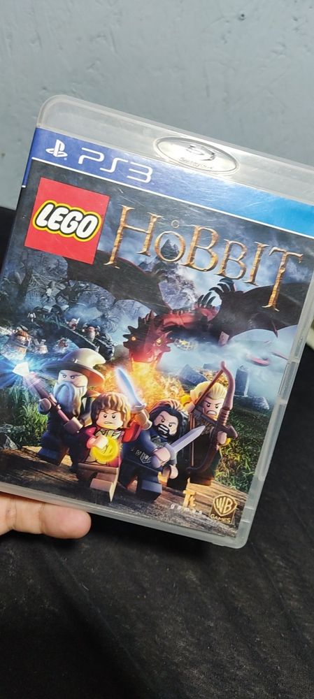 capa do jogo lego Hobbit para PS3. Na ilustração, um dragão e os personagens de LOTR em versões lego.