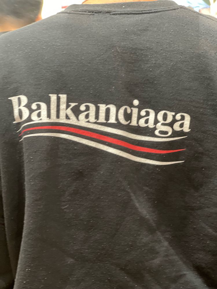 T-Shirt mit Aufschrift: balkanciaga