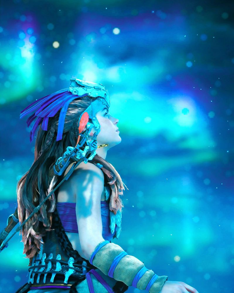 Aloy from Horizon Zero Dawn Remastered: The Frozen Wilds facing the sky full of auroras 🌌
