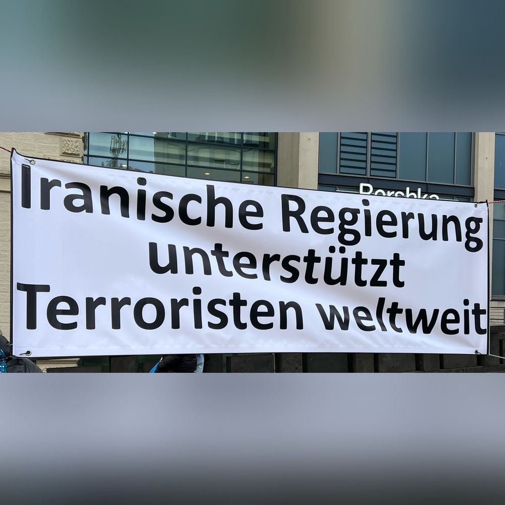 Plakat
A
Text: 
Iranische Regierung 
unterstützt 
Terroristen weltweit
