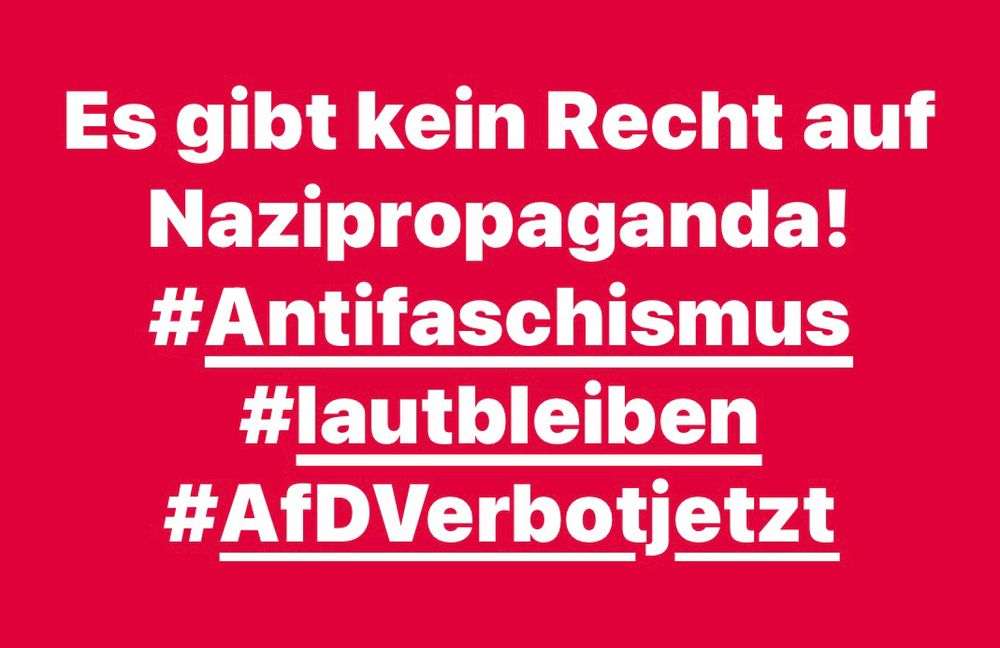 Roter Hintergrund, schwarze Schrift
„Es gibt kein Recht auf Nazipropaganda #Antifaschismus #lautbleiben #AfDVerbotJetzt“
