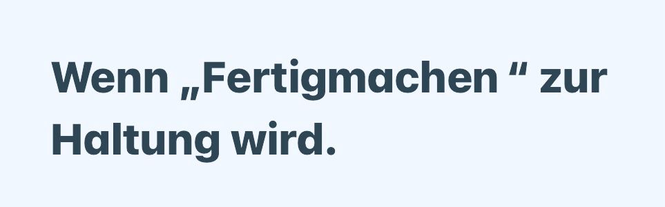 Schwarze Schrift auf blauem Hintergrund:
Wenn „ Fertigmachen“ zur Haltung wird.