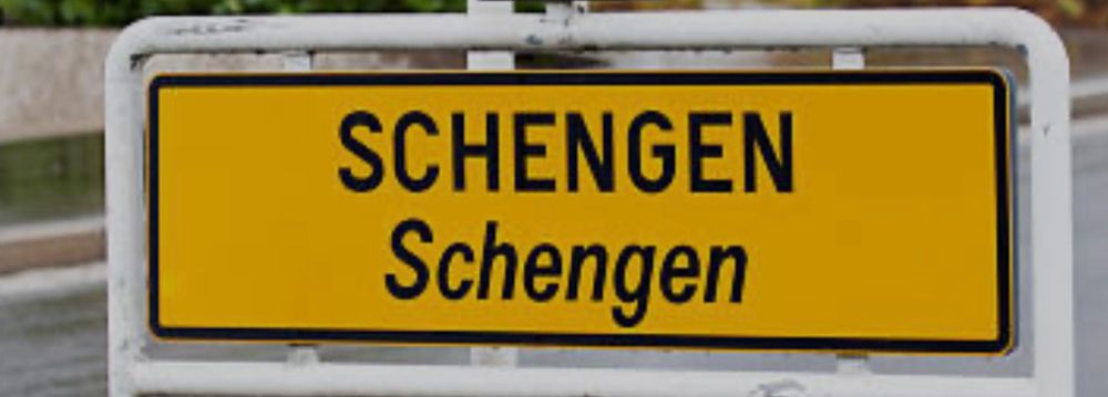Gelbes Ortsschild, schwarze Schrift:
Schengen 