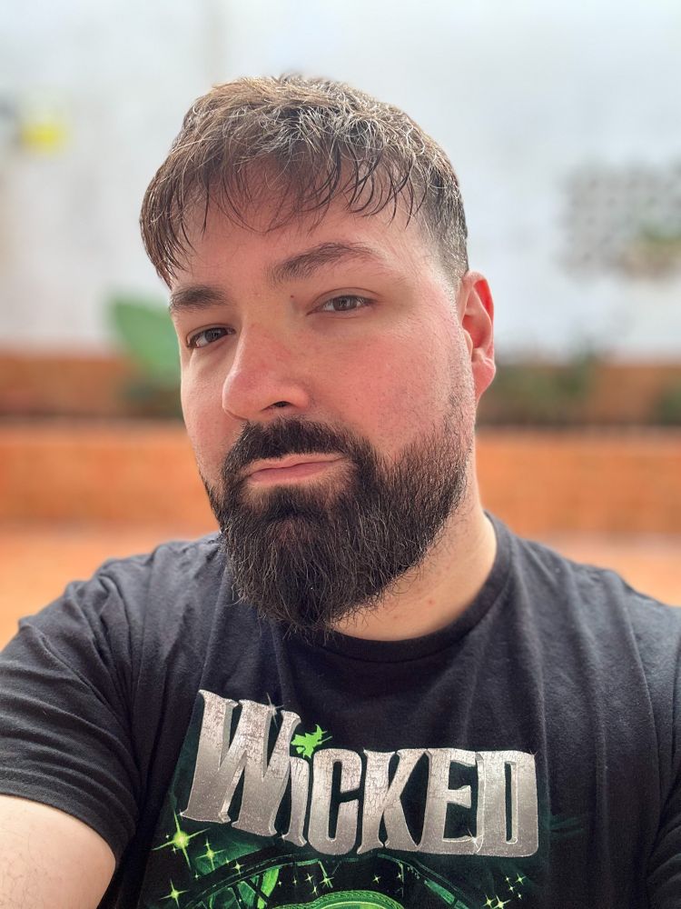 Yo llevando una camiseta de Wicked