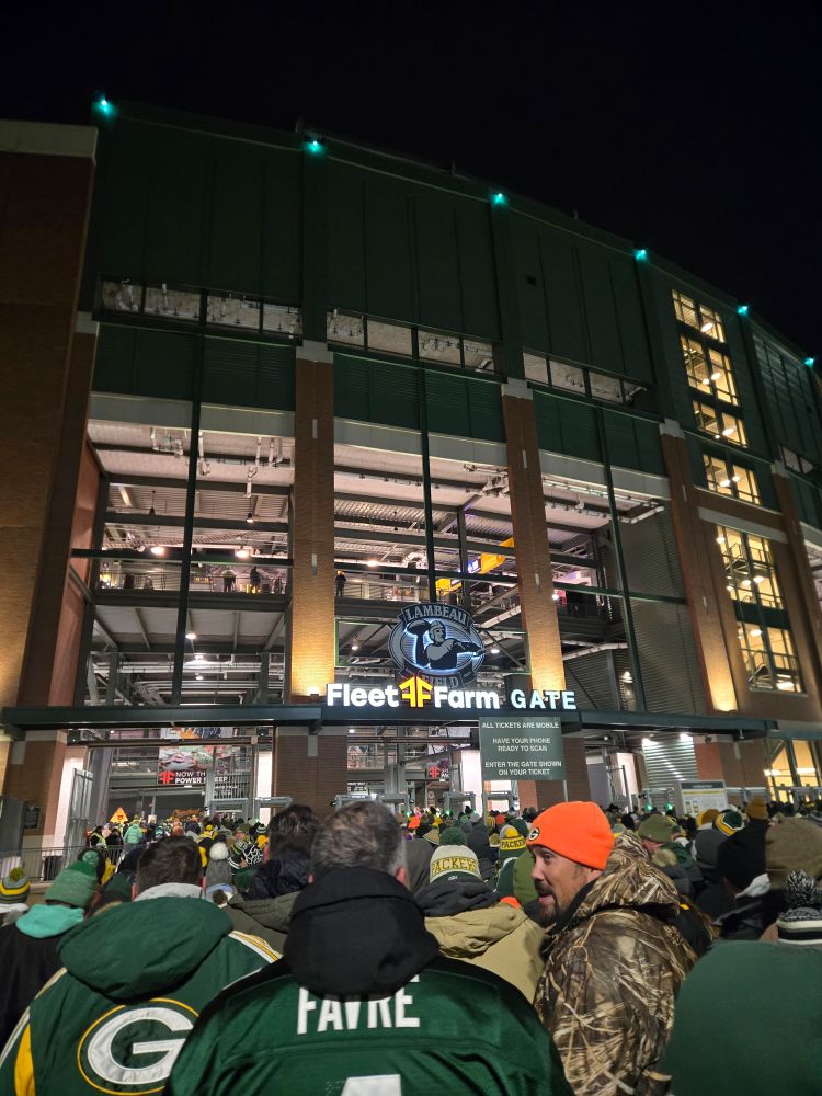 Fleet Farm gate at Lambeau 