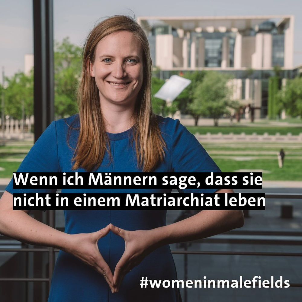 Carmen vor dem Bundeskanzleramt, Hände zur Merkel-Raute geformt. Text: "Wenn ich Männern sage, dass sie nicht in einem Matriarchat leben #womaninmalefields"