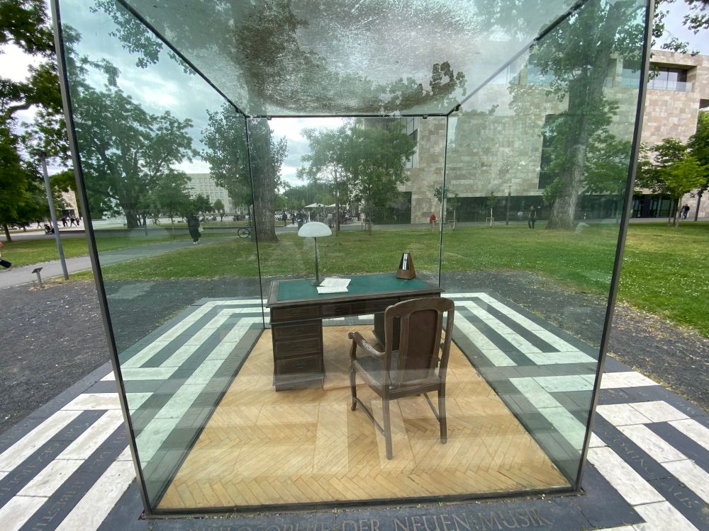 Le mémorial est constitué d'un cube de verre dans lequel se trouve un vieux bureau, un vieux fauteuil, une lampe de bureau, des papiers et un métronome.