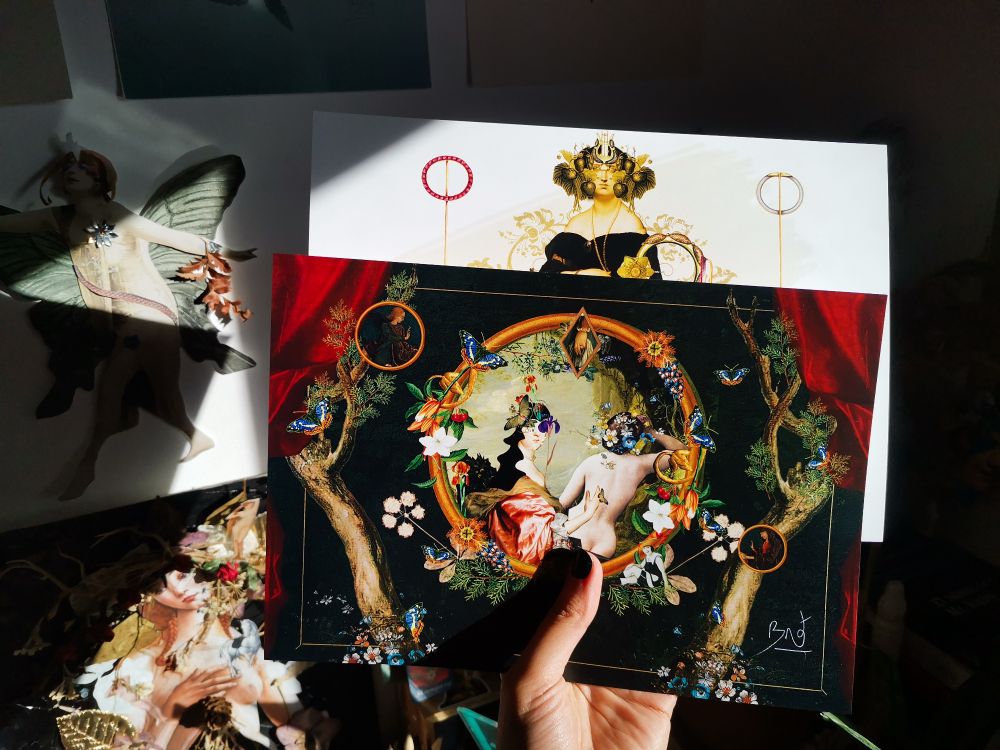 Mano sujetando dos láminas de collage diseñadas por una servidora. 