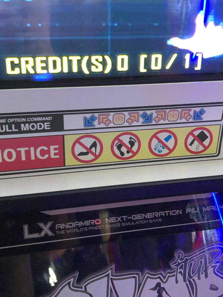 Borne d’arcade avec des pictogrammes interdit aux talons, aux pieds, aux liquides, aux déchets 