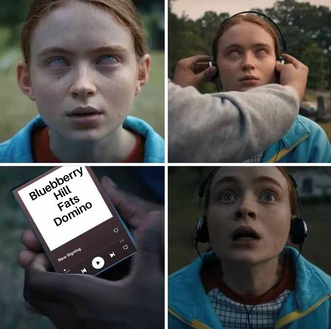 Das Bild zeigt eine Szene aus der Netflix-Serie Stranger Things, genauer gesagt aus Staffel 4, in der die Figur Max Mayfield eine entscheidende Rolle spielt. 
Max wird von Vecna, dem Hauptbösewicht der Staffel, heimgesucht und versucht, sich durch das Hören ihres Lieblingsliedes „Running Up That Hill (A Deal With God)“ von Kate Bush zu befreien.
Das Bild zeigt jedoch, dass in diesem Moment "Blueberry Hill" von Fats Domino auf dem Musikplayer läuft