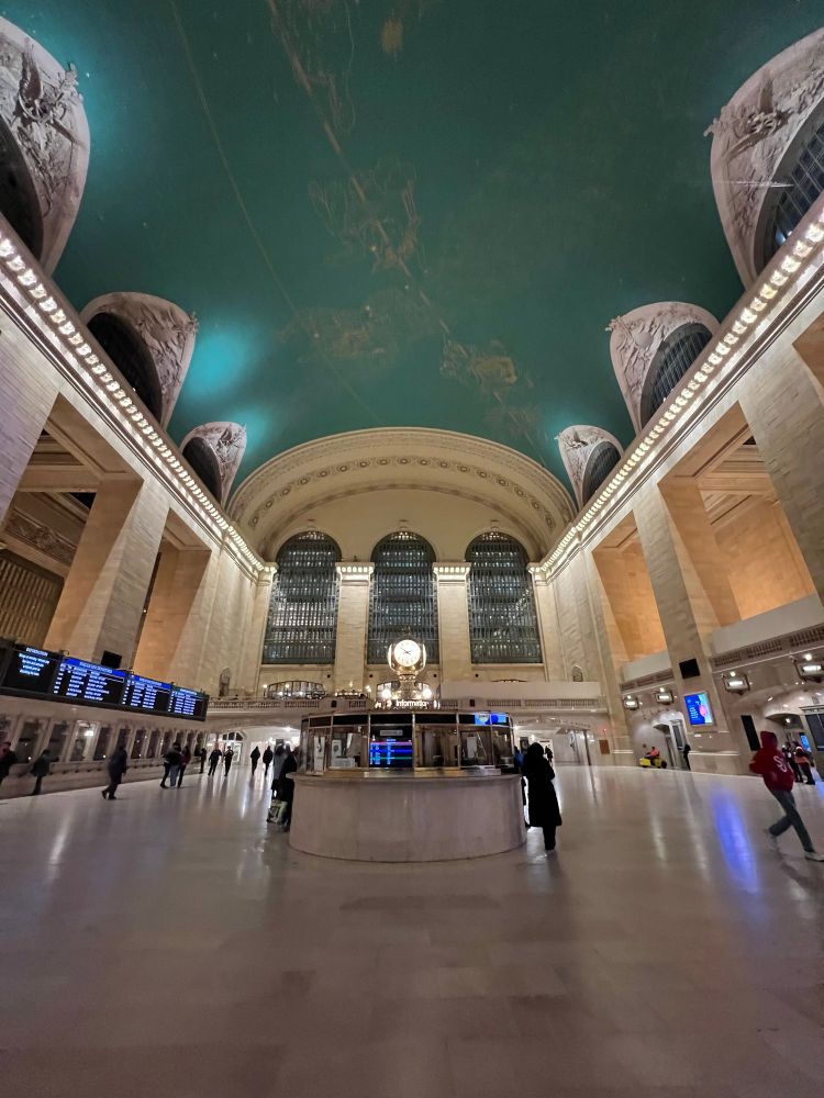 grand central train terminal in nyc, main concourse interior with turquoise ceiling and adorned with constellations