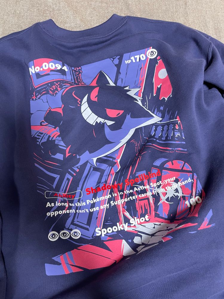 ユニクロとポケモンカードコラボのスウェットの写真。紫色の生地でバックプリントのゲンガーのイラストが写っている。
