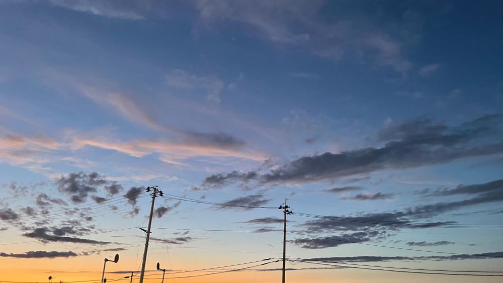 夕焼けと青空がグラデーションになった空の写真