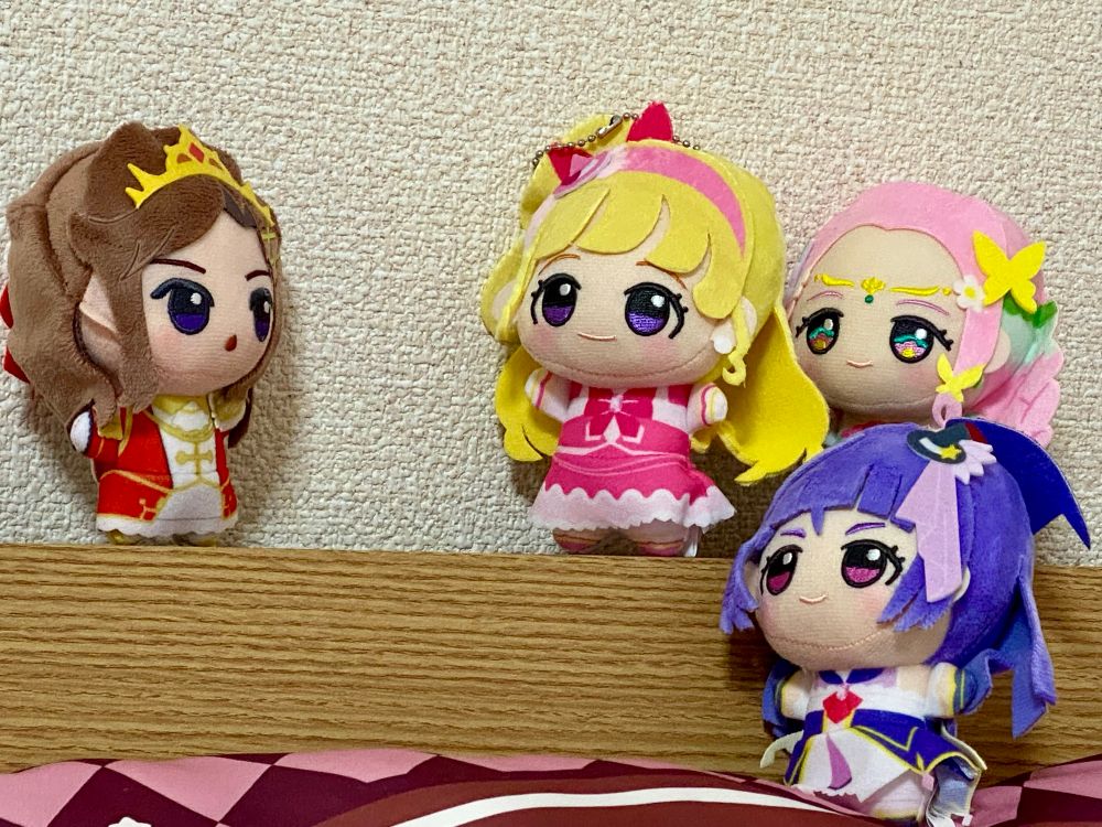 『少女⭐︎歌劇レヴュースタァライト 〜別れの戦記〜ちびぐるみ (天堂真矢)』と『魔法つかいプリキュア ‼︎ 〜MIRAI DAYS〜 ちびぐるみ』達が向かい合っている。