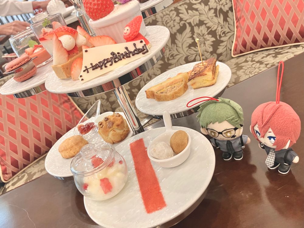 エクストラマスコットぬいぐるみのトレイとリドルを、いちごのアフタヌーンティーと写した写真