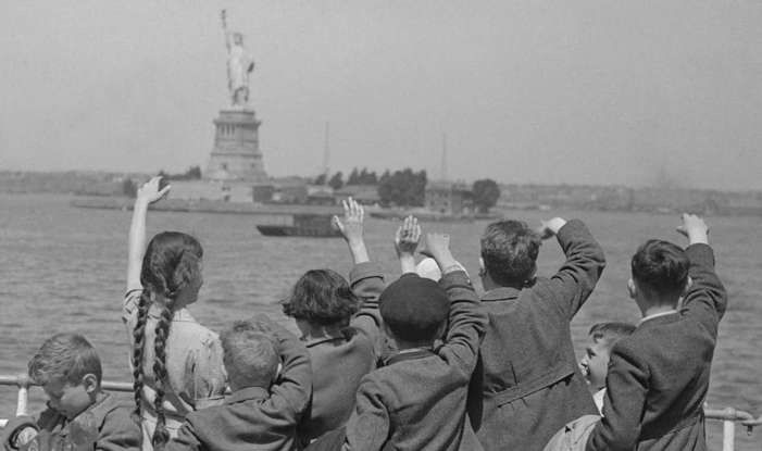Kinder auf einem Schiff vor der Freiheitsstatue in New York 