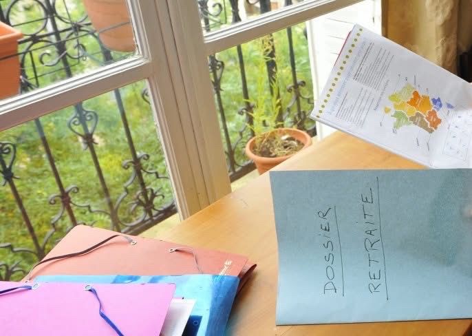 Bureau avec plusieurs dossiers dont un avec la mention « dossier retraite »