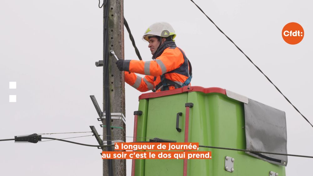 "à longueur de journée, au sour, c'est le dos qui prend". 
Ouvrier travaillant dans une nacelle, en haut d'un poteau électrique, avec ses outils, et équipement de protection. 